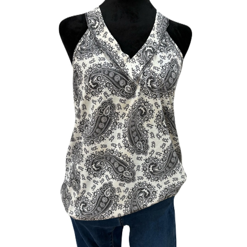 Medium White and black paisley sleeveless V-neck blouse #paisley #boutique